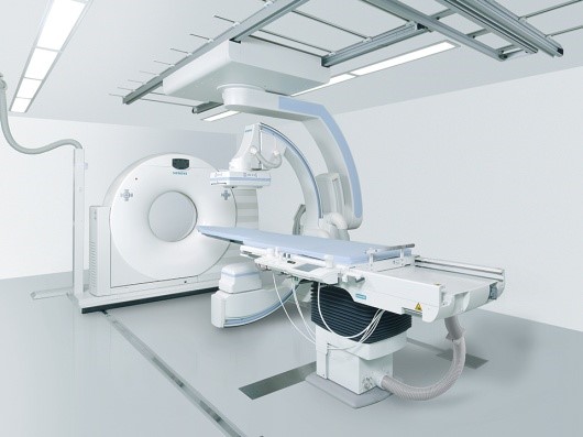 脳血管撮影装置Artis Zee×SOMATOM Scope(Siemens社)。脳血管撮影や脳血管内治療を高精度、かつ迅速に行う。