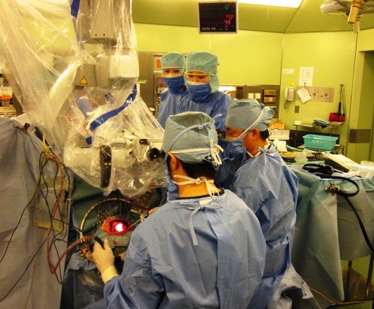 脳神経外科専門の手術室。術者と助手および手術専属看護師達。